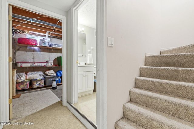 8105 Regency Woods Way, Louisville, KY 40220