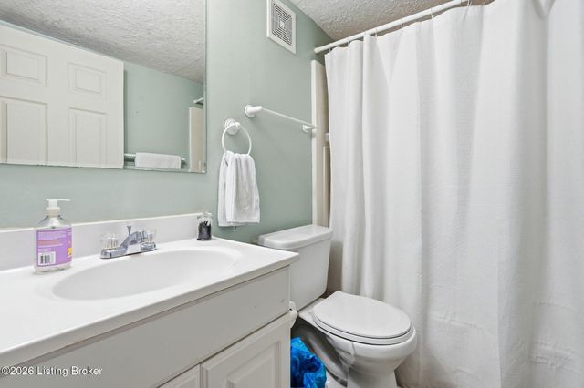 8105 Regency Woods Way, Louisville, KY 40220