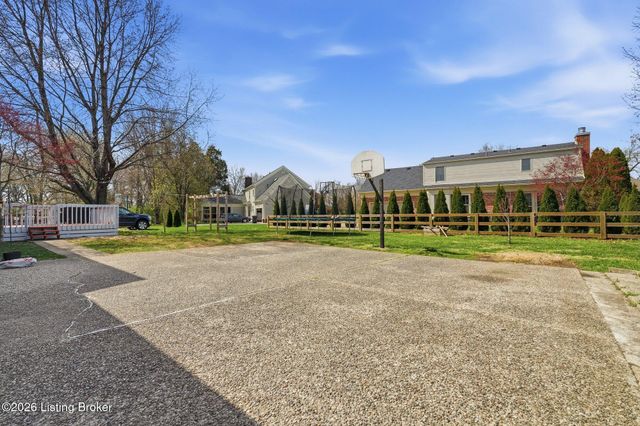 8105 Regency Woods Way, Louisville, KY 40220