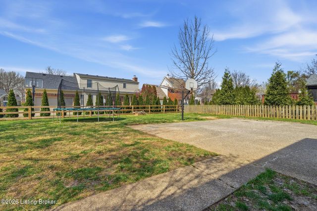 8105 Regency Woods Way, Louisville, KY 40220