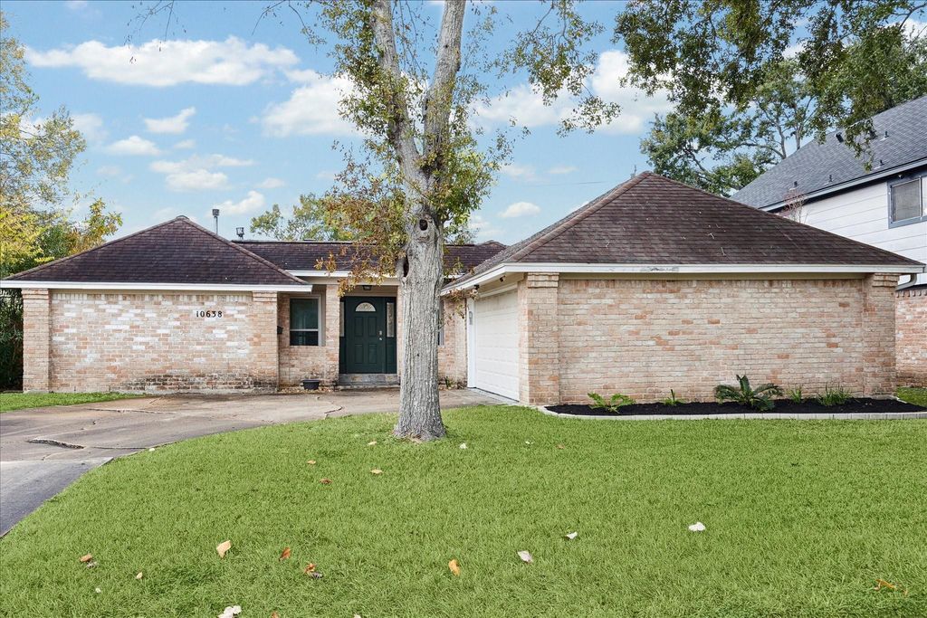 10638 Bob White Drive, Houston, TX 77096