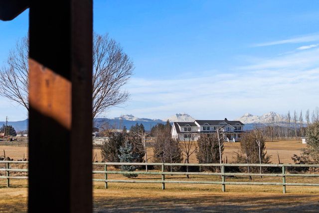 66255 White Rock Loop, Bend, OR 97703