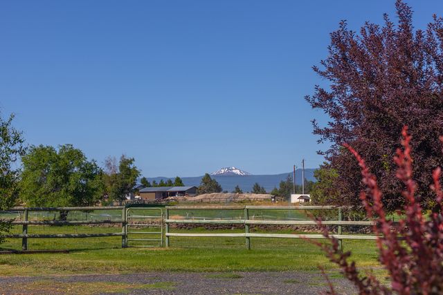 66255 White Rock Loop, Bend, OR 97703