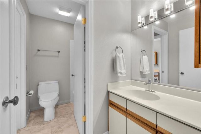 204 Lakecrest Lane, Palm Desert, CA 92260