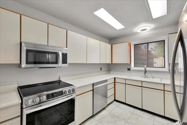 204 Lakecrest Lane, Palm Desert, CA 92260