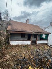 1204 Sutherland St, Sheraden, PA 15204
