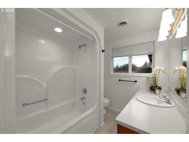 837 ARMSTRONG Ave, Eugene, OR 97404