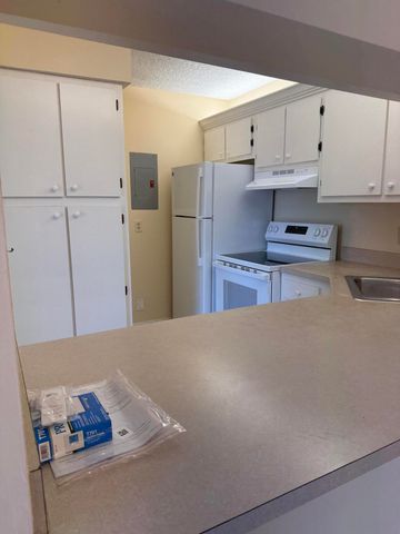 1110 GREEN PINE Boulevard C2, West Palm Beach, FL 33409