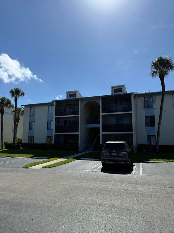1110 GREEN PINE Boulevard C2, West Palm Beach, FL 33409