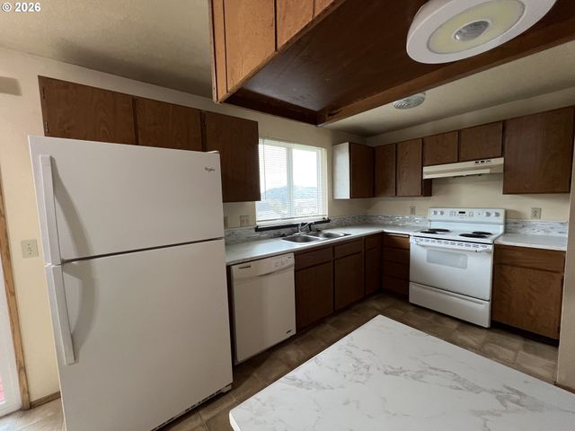 1804 Ne TODD St, Roseburg, OR 97470