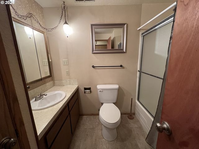 1804 Ne TODD St, Roseburg, OR 97470