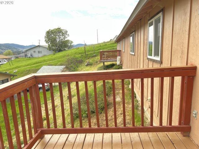 1804 Ne TODD St, Roseburg, OR 97470