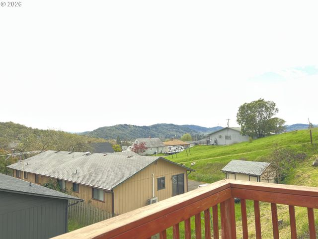 1804 Ne TODD St, Roseburg, OR 97470