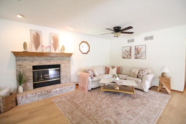 N77W15970 Settlers COURT, Menomonee Falls, WI 53051
