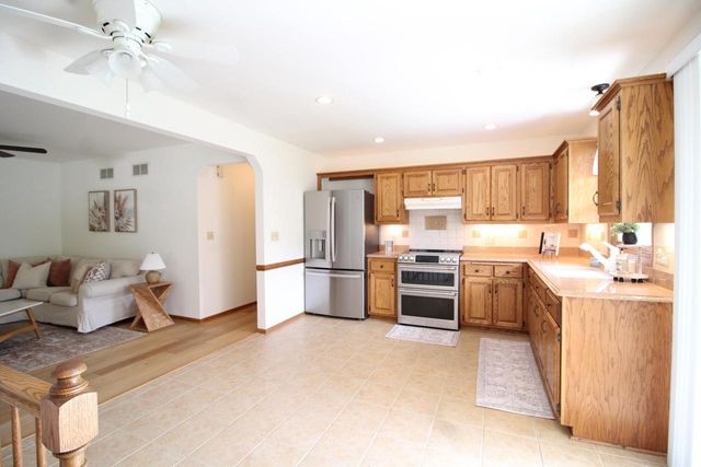 N77W15970 Settlers COURT, Menomonee Falls, WI 53051