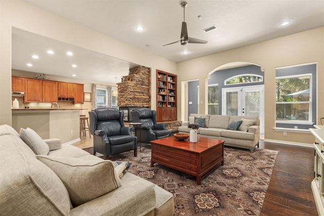 43 E Hobbit Glen Drive, The Woodlands, TX 77384