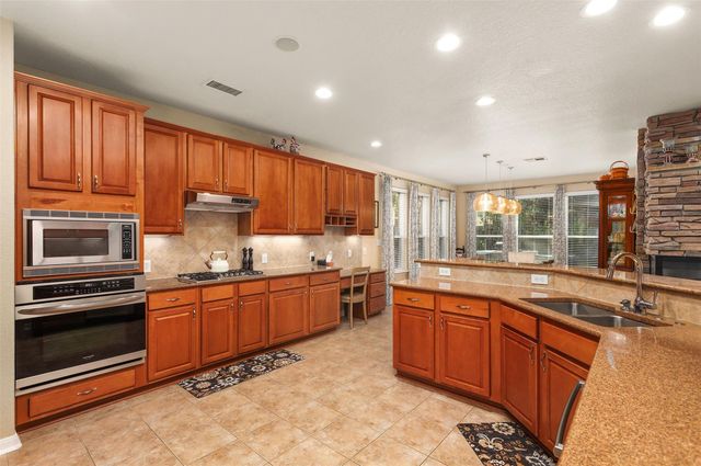 43 E Hobbit Glen Drive, The Woodlands, TX 77384