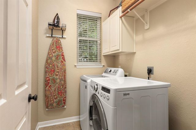 43 E Hobbit Glen Drive, The Woodlands, TX 77384