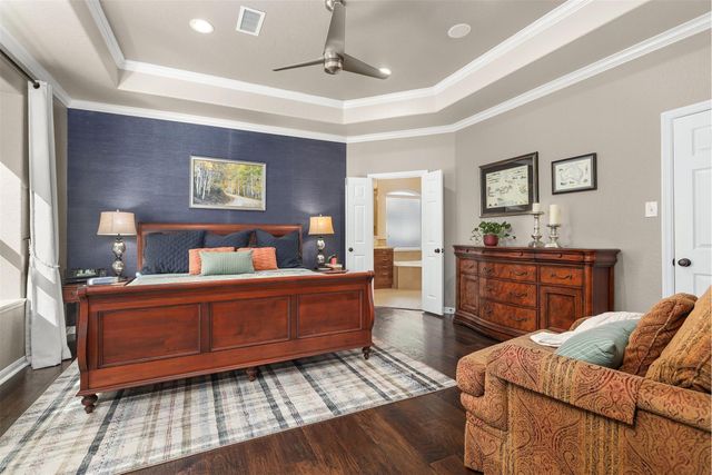 43 E Hobbit Glen Drive, The Woodlands, TX 77384