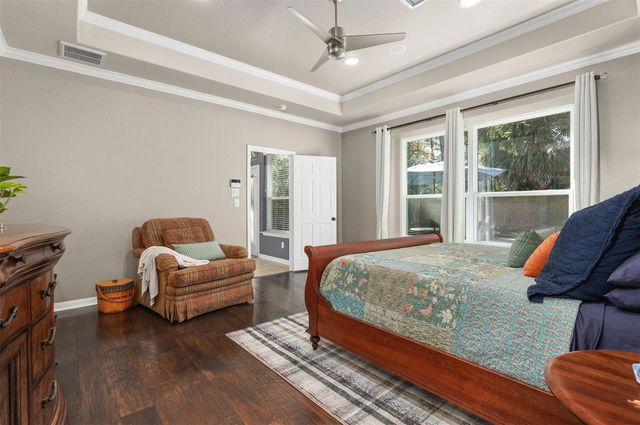 43 E Hobbit Glen Drive, The Woodlands, TX 77384