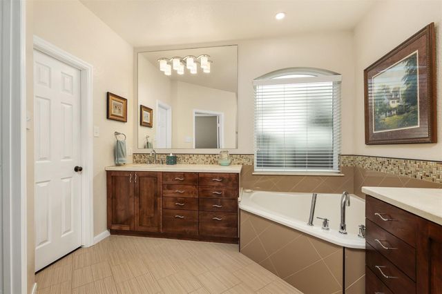 43 E Hobbit Glen Drive, The Woodlands, TX 77384