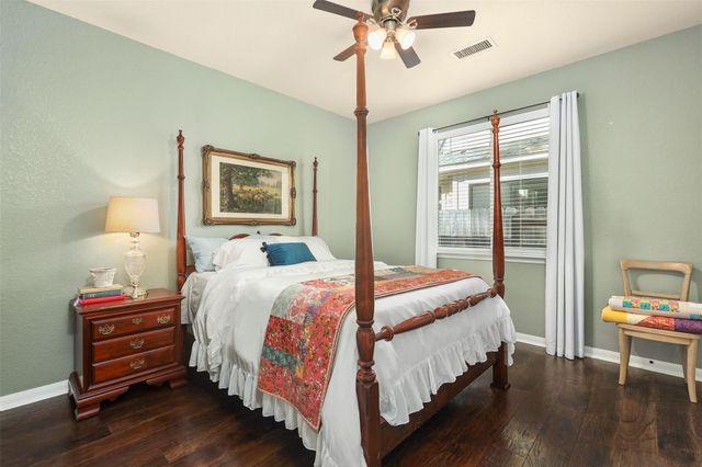 43 E Hobbit Glen Drive, The Woodlands, TX 77384