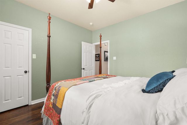 43 E Hobbit Glen Drive, The Woodlands, TX 77384