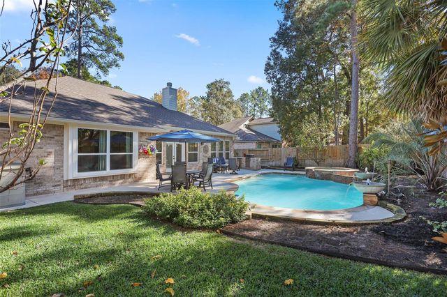 43 E Hobbit Glen Drive, The Woodlands, TX 77384