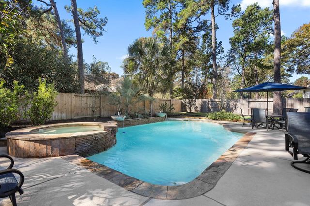 43 E Hobbit Glen Drive, The Woodlands, TX 77384