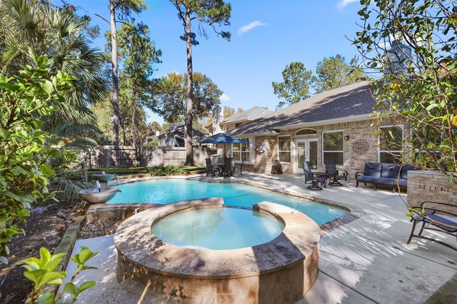 43 E Hobbit Glen Drive, The Woodlands, TX 77384