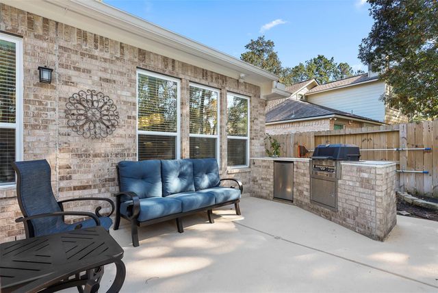 43 E Hobbit Glen Drive, The Woodlands, TX 77384