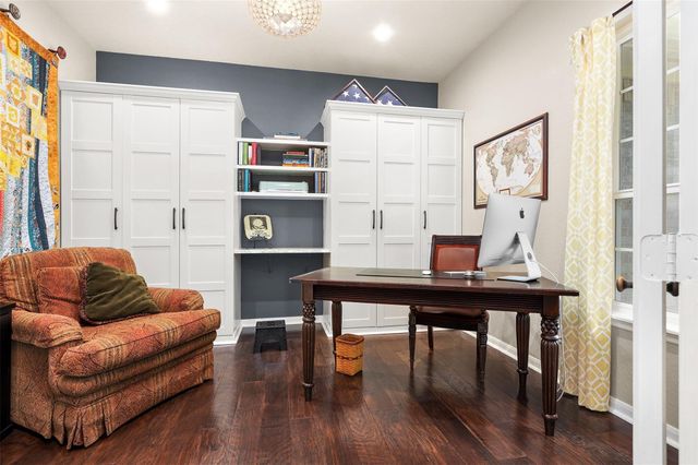 43 E Hobbit Glen Drive, The Woodlands, TX 77384