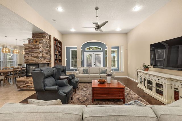 43 E Hobbit Glen Drive, The Woodlands, TX 77384