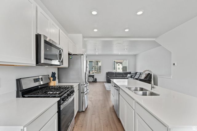 3913 N EAGLE POINTE LN, Eagle Mountain, UT 84005