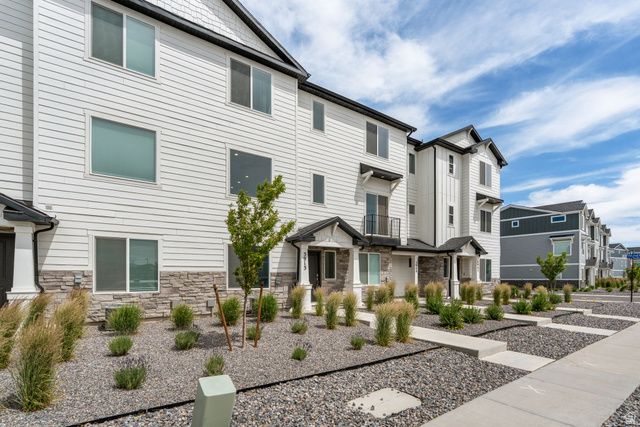 3913 N EAGLE POINTE LN, Eagle Mountain, UT 84005