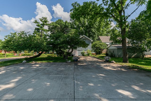 1703 S Shore Drive, Moline, IL 61265