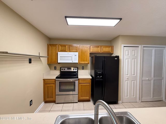 6105 MAGGIES Circle 113, Jacksonville, FL 32244