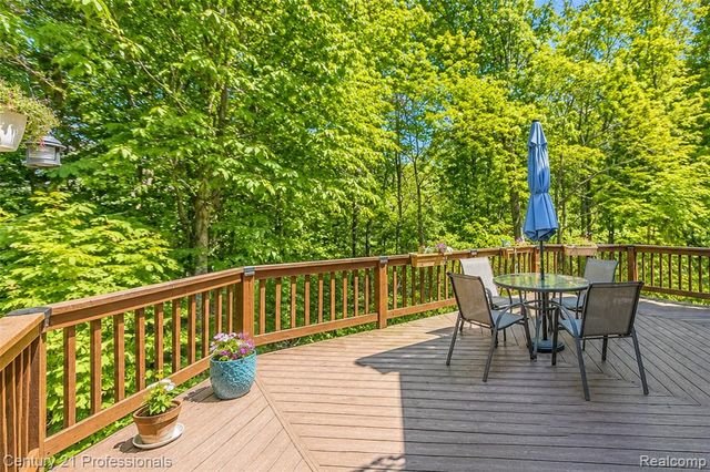 425 Cherry Grove Lane, Walled Lake, MI 48390