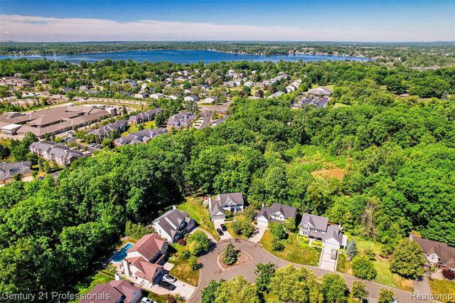 425 Cherry Grove Lane, Walled Lake, MI 48390