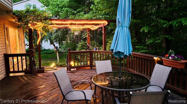 425 Cherry Grove Lane, Walled Lake, MI 48390
