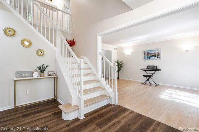 425 Cherry Grove Lane, Walled Lake, MI 48390