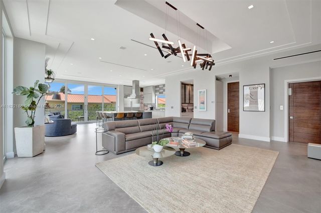 305 Oak St, Hollywood, FL 33019