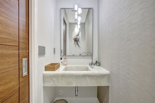 305 Oak St, Hollywood, FL 33019