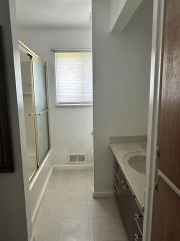 5168 Woodcliff Drive, Flint, MI 48504