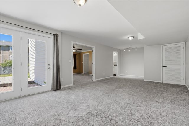 992 22nd Ave, Coralville, IA 52241