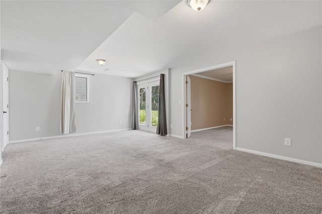 992 22nd Ave, Coralville, IA 52241