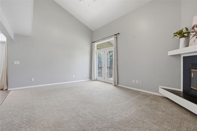 992 22nd Ave, Coralville, IA 52241