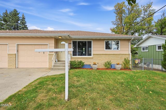 208 E Turnpike Avenue, Bismarck, ND 58501 property photo