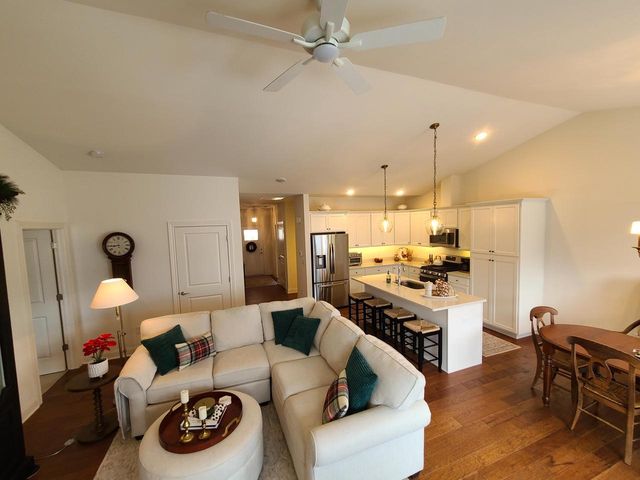 636 Cadence CIRCLE, Lake Geneva, WI 53147