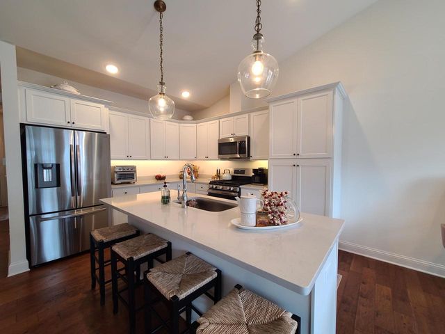 636 Cadence CIRCLE, Lake Geneva, WI 53147